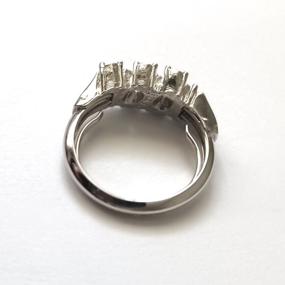 Vintage Avon Faux Emerald and Diamond Ring Size 7.5 - 8.0 with Box - Picture 5 of 6